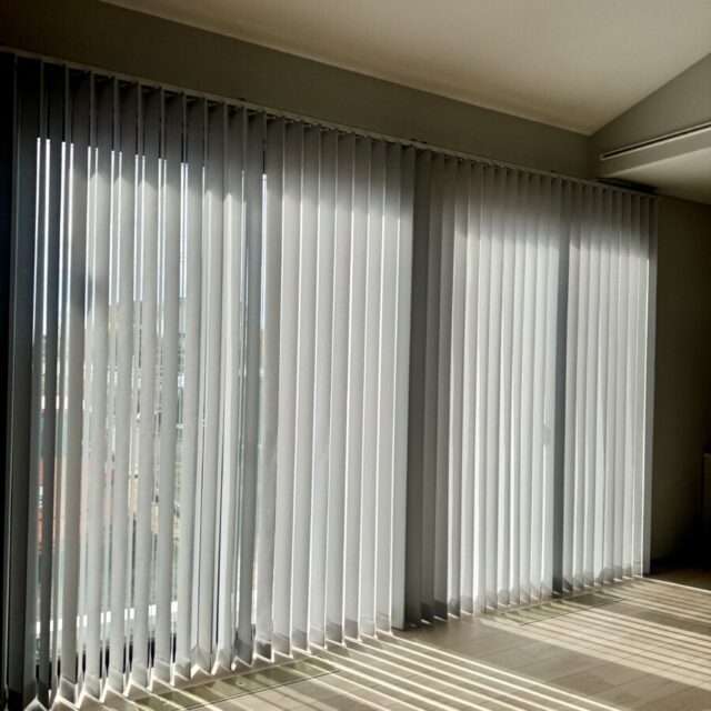 S様邸バーチカルブラインド2連取付け仕様 thumbnail